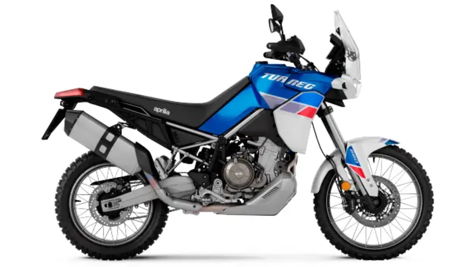 Bočni pogled na motocikel Aprilia Tuareg 660 v modro-beli barvni kombinaciji z rdečimi poudarki, prikazan v profilu z grobimi terenskimi pnevmatikami, visokim blatnikom in zaščitnim vetrobranom za vožnjo po brezpotjih.