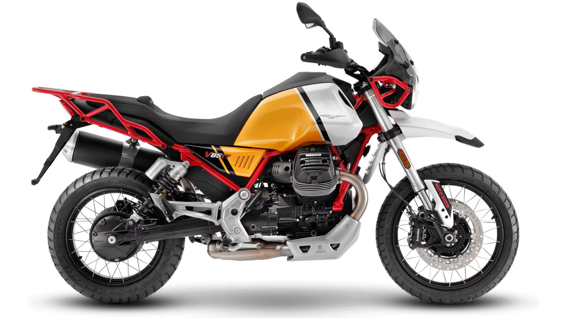 Moto Guzzi V85TT v rumeno-beli barvni kombinaciji, fotografiran v profilu na belem ozadju.