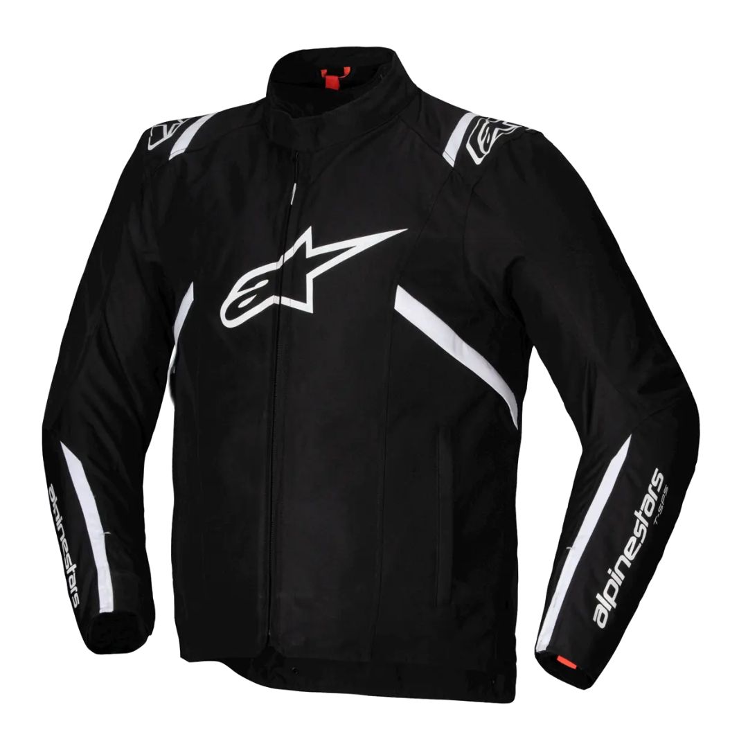 "Črna motoristična jakna Alpinestars z belimi grafičnimi poudarki, vidna s sprednje strani, z velikim logotipom Alpinestars na prsih in belimi črtami na rokavih."