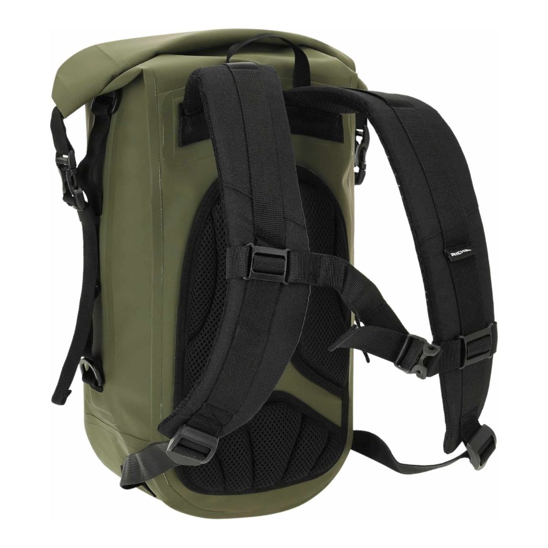 Zadnja stran olivno zelenega vodoodpornega nahrbtnika; oblazinjen hrbtni del, naramnici, prsni in bočni pasovi.