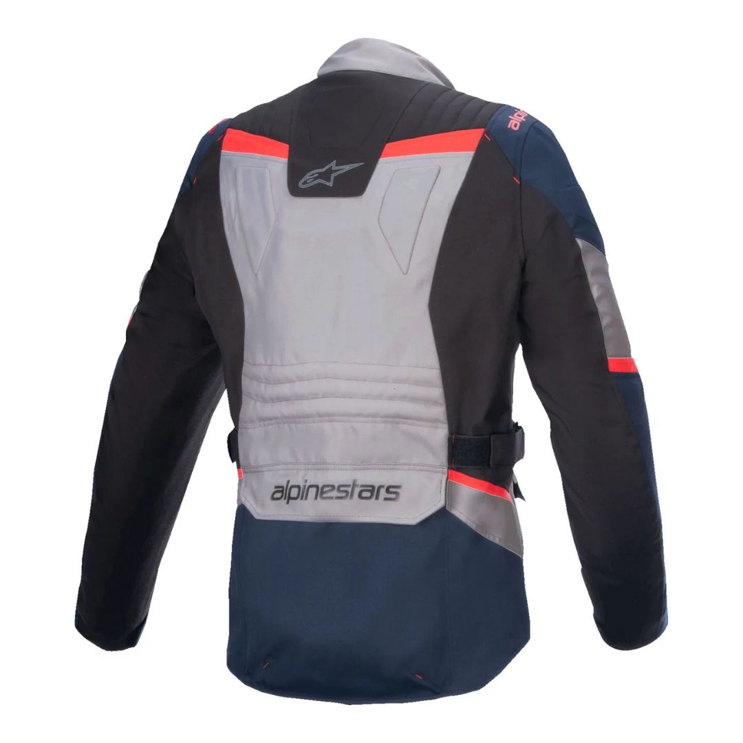 "Motoristična jakna Alpinestars v modro-sivi barvni kombinaciji, prikazana s hrbtne strani, z velikim Alpinestars napisom na spodnjem delu hrbta in rdečimi poudarki ob ramenih."