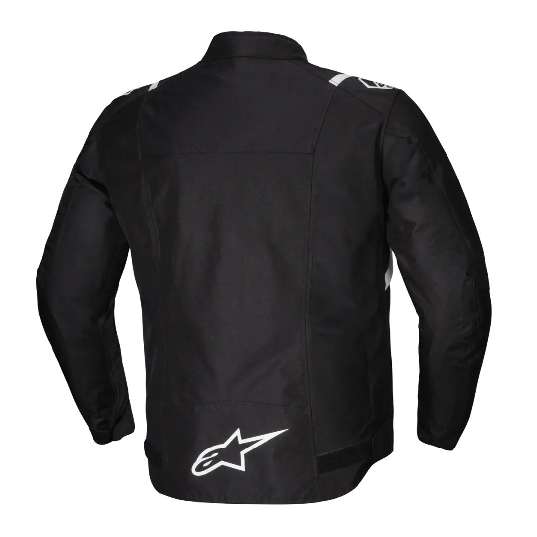 "Črna motoristična jakna Alpinestars z belimi poudarki, prikazana s hrbtne strani, z logotipom Alpinestars na spodnjem delu hrbta."