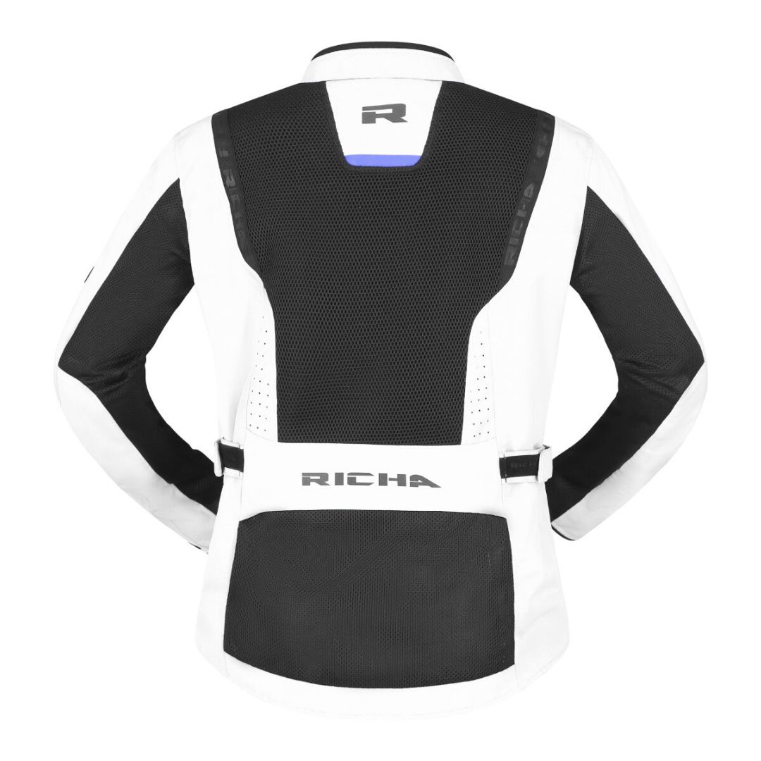 Zadnji pogled na jakno Richa; velika mrežasta hrbtna plošča, logotip Richa in nastavljivi stranski pasovi.