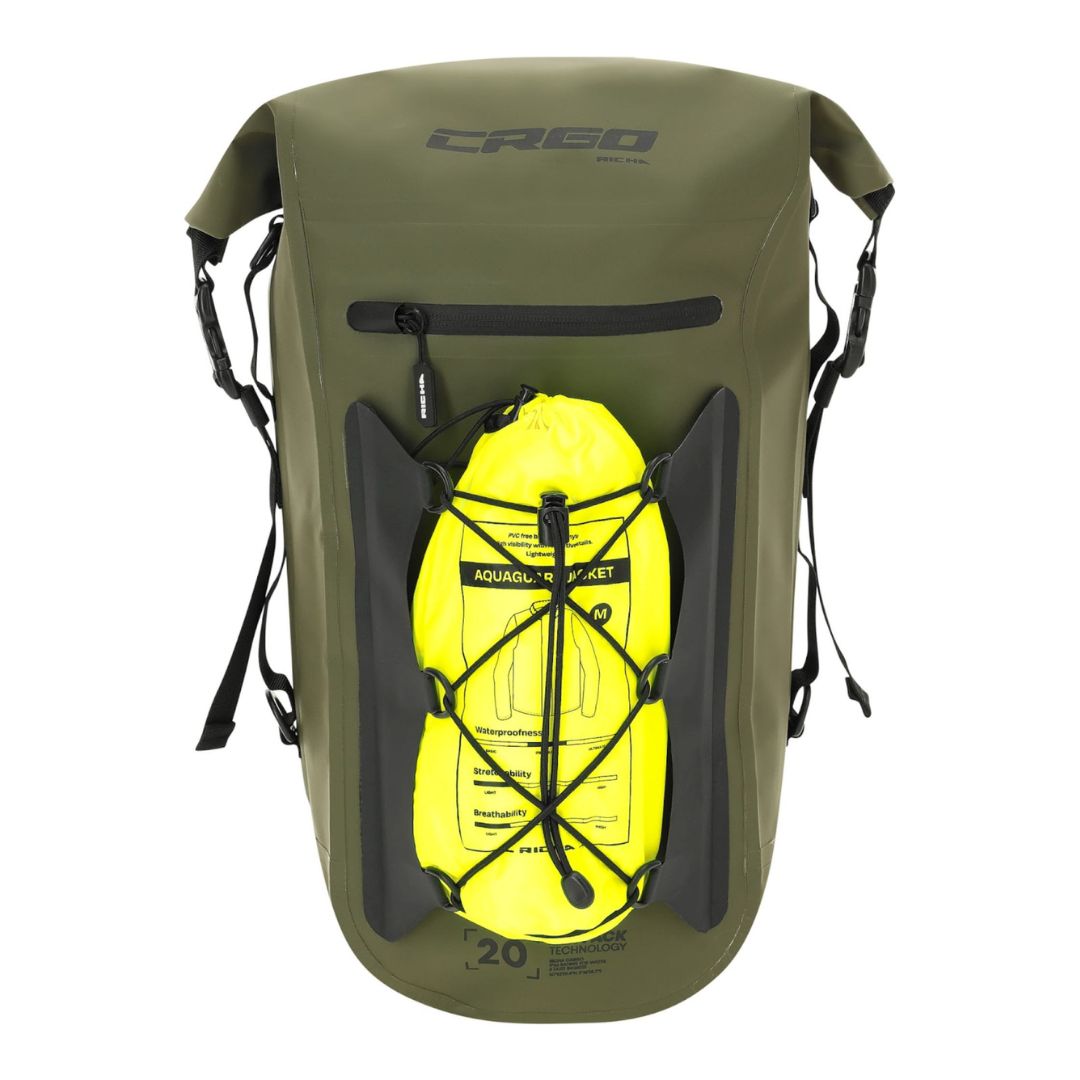 Sprednji pogled na nahrbtnik; pod elastičnimi vrvicami je pritrjena rumena nepremočljiva vreča.