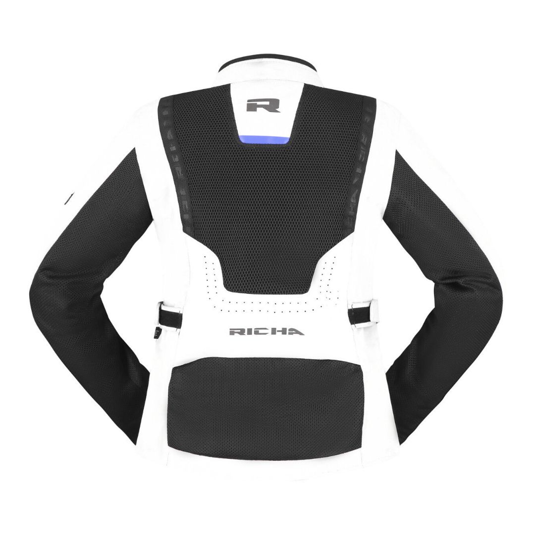 Zadnji pogled na jakno Richa Monaco Mesh WP; velika mrežasta hrbtna plošča, logotip Richa in nastavljivi stranski pasovi.
