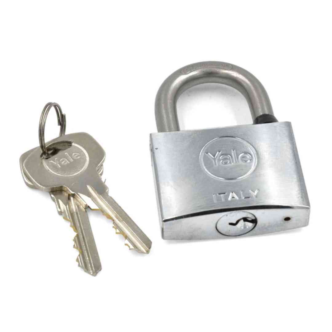 Trem kromirana medeninasta ključavnica 40 × 24 mm.